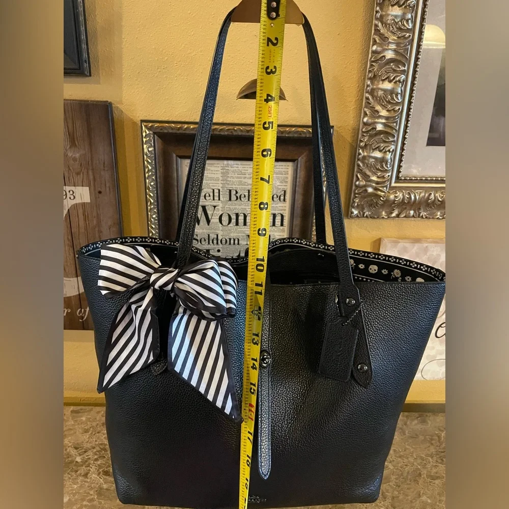 COACH Skull Bandana Print Market Leather Tote W/UNBRANDED Striped Scarf Accent - Picture 17 of 17